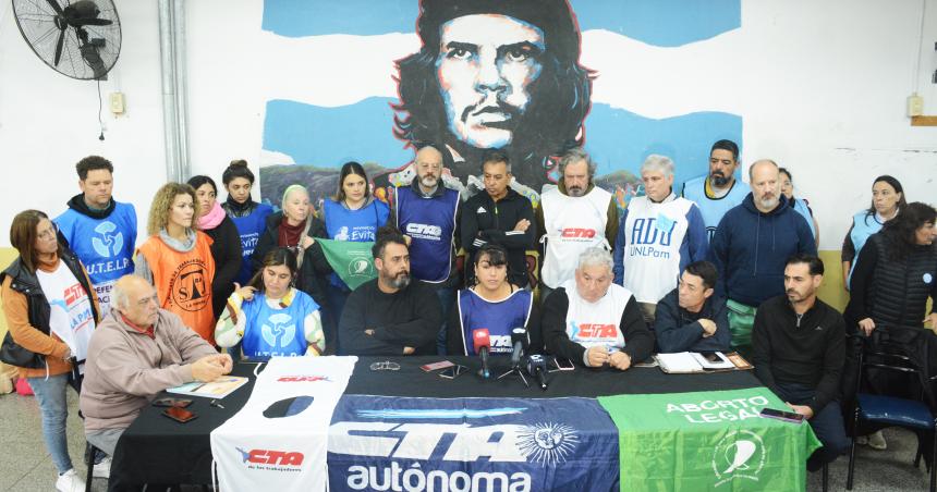 Por queacute los gremios estatales pampeanos se manifiestan contra la ley Bases