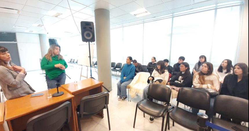 Condenaron a un policiacutea por golpear a un demorado esposado dentro de un patrullero