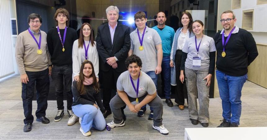 Ziliotto con integrantes del club de ciencia de Luiggi