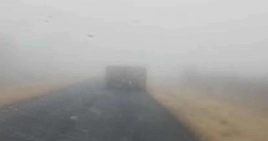 Una camioneta con un carro transitaba sin luces en medio de la neblina