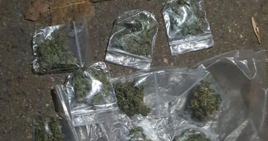 Sorprenden a dos joacutevenes con 14 envoltorios de marihuana