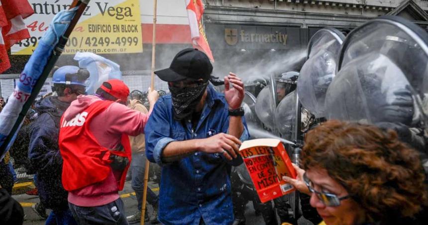 Los detenidos durante el tratamiento de la ley bases seraacuten investigados por la Justicia Federal