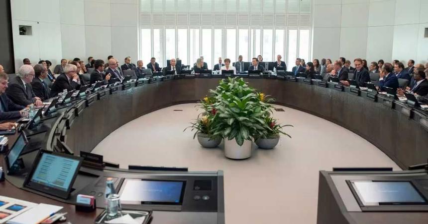 El FMI aproboacute el desembolso de USD 800 millones y pidioacute mejorar la calidad del ajuste fiscal
