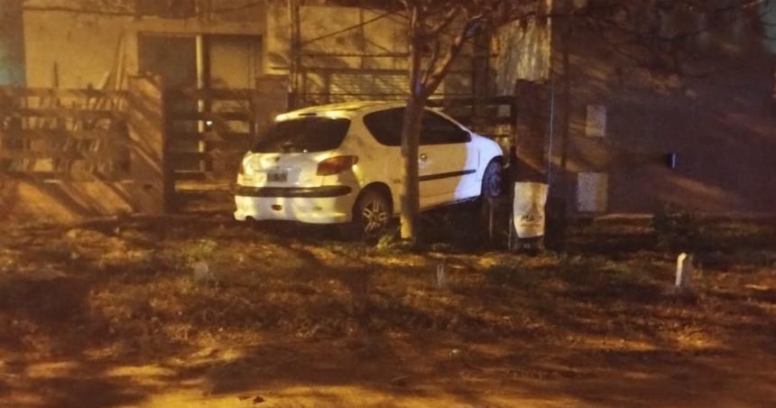 Perdioacute el control del auto terminoacute contra una casa y  provocoacute una peacuterdida de gas