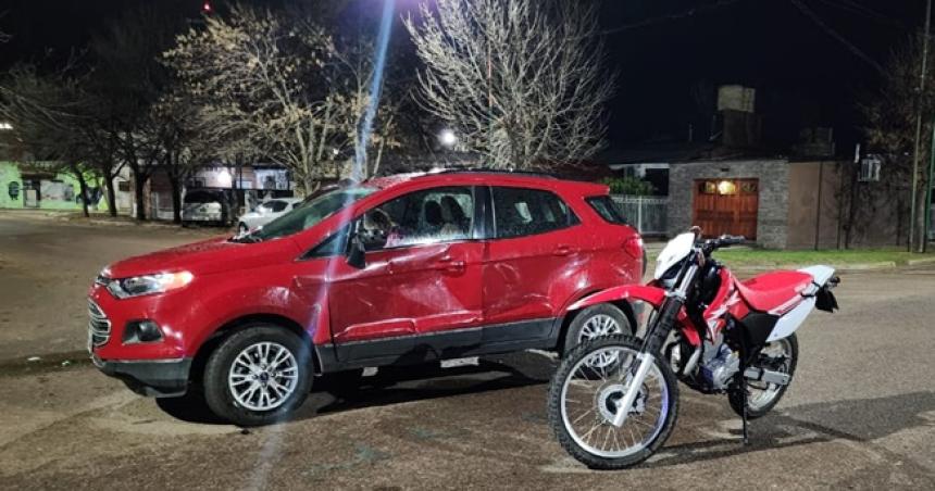 Fuerte choque entre moto y camioneta en Pico