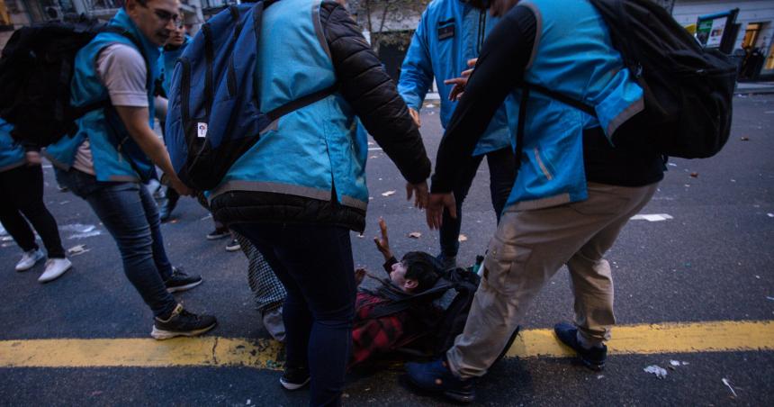Maacutes de 30 de personas siguen detenidas tras la represioacuten en el Congreso de la Nacioacuten