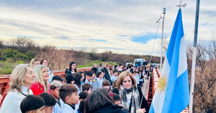 Estudiantes prometieron lealtad a la bandera sobre el cauce del riacuteo Atuel