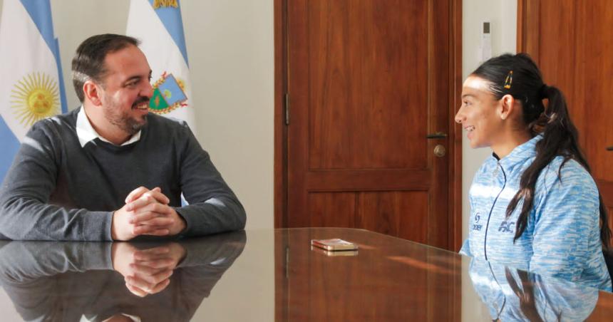 Di Naacutepoli entregoacute reconocimiento a la deportista Paulina Barreiro