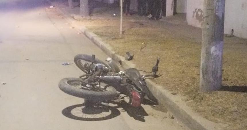 Motociclista esquivoacute un auto y chocoacute una columna de alumbrado