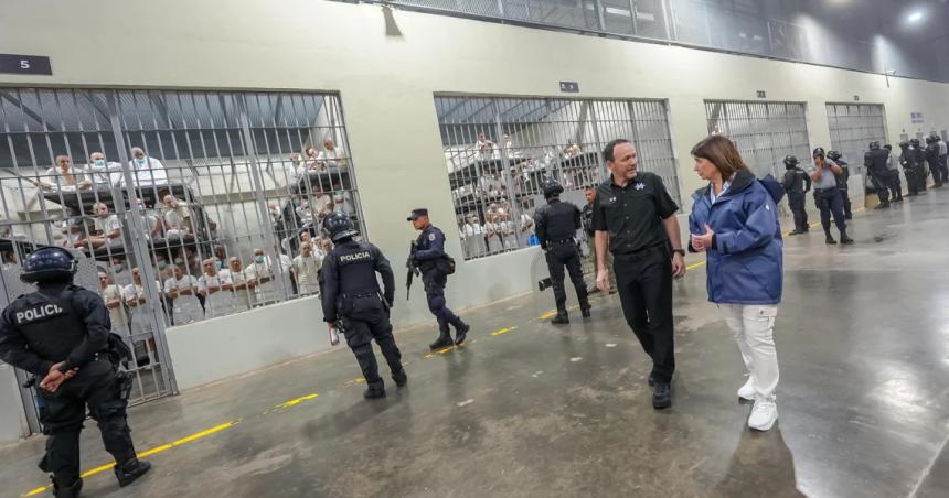 Bullrich visitoacute El Salvador y recorrioacute una caacutercel 