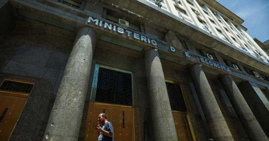El Gobierno consiguioacute un superaacutevit de 11 billones en mayo