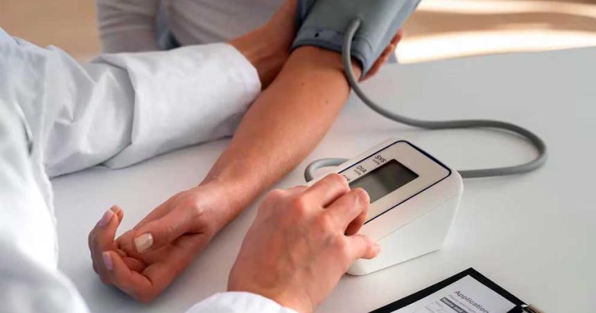 Seis cambios en la dieta que ayudan a bajar la presioacuten arterial