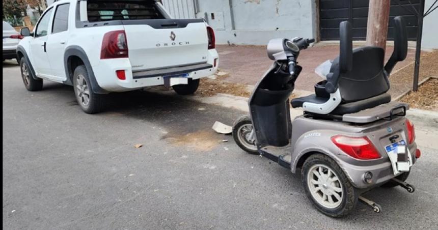 Una mujer en un triciclo eleacutectrico chocoacute un auto estacionado
