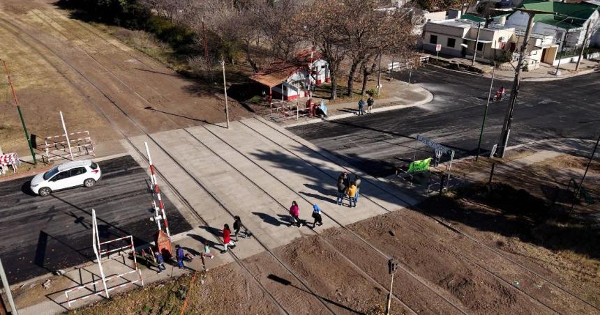 Concluyoacute la reconstruccioacuten del paso a nivel de calle 2