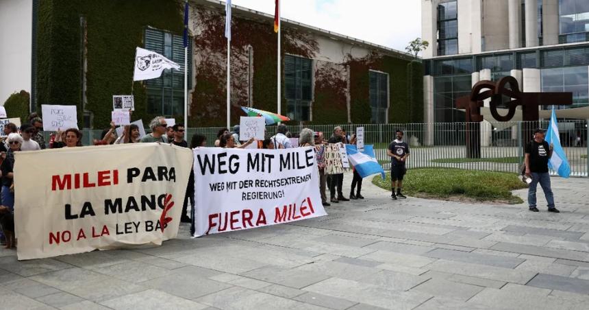 Argentina no se vende- cientos de manifestantes rechazaron la presencia de Milei en Alemania