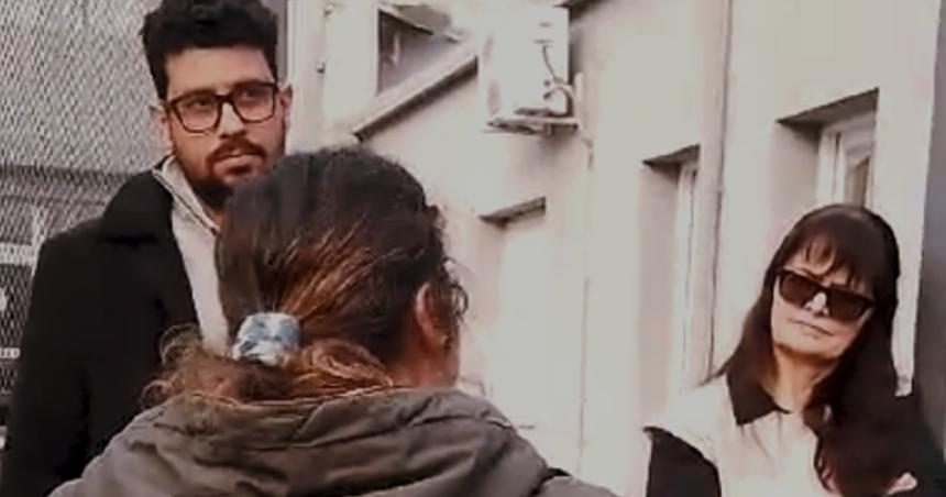 La fuerte discusioacuten de los padres y madres con las autoridades del IVT