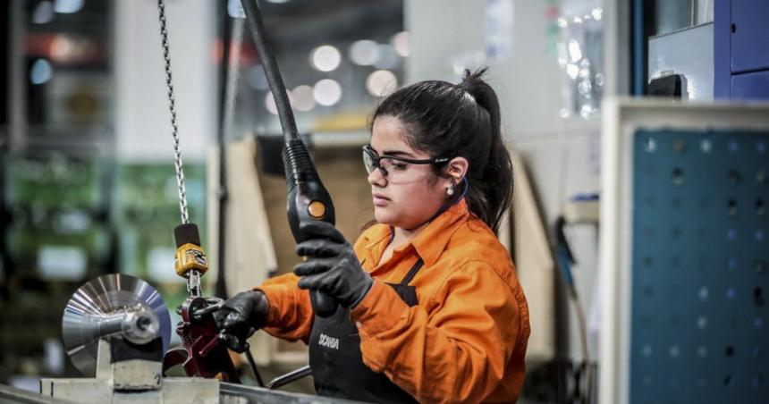 Estiman que la actividad econoacutemica cayoacute un 44-en-porciento- interanual en mayo