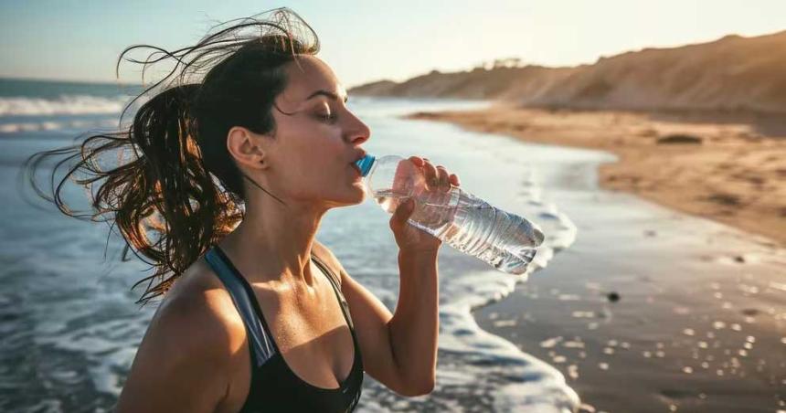 Por queacute nunca se debe beber de una botella de plaacutestico que estuvo al sol