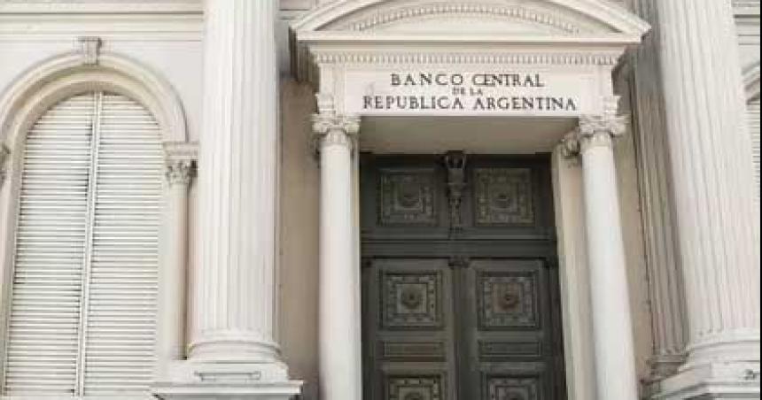 El BCRA volvioacute a vender doacutelares en el mercado y casi no pudo acumular reservas en junio