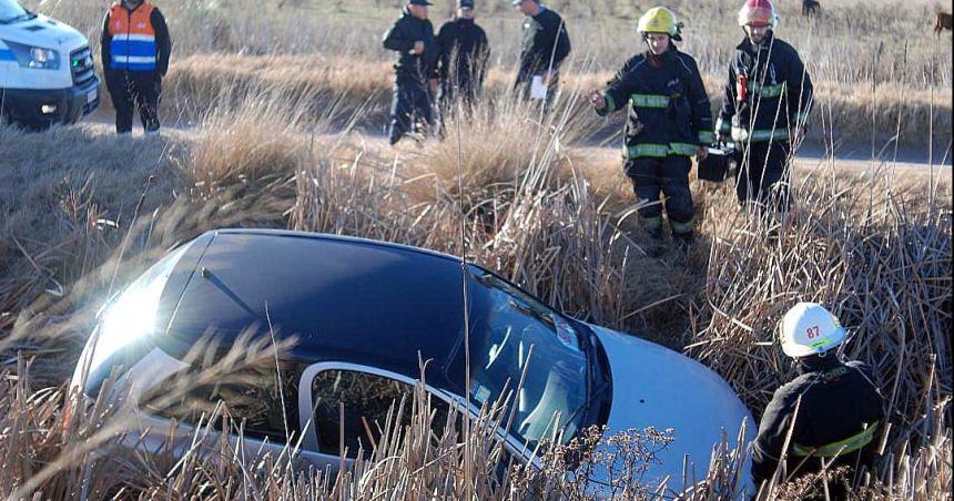 Despiste y caiacuteda en un zanjoacuten en General Pico- cuatro heridos