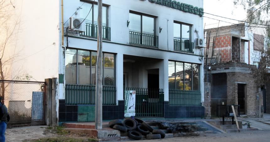 Protesta de trabajadoras del EMHSU en el Sindicato de Camioneros