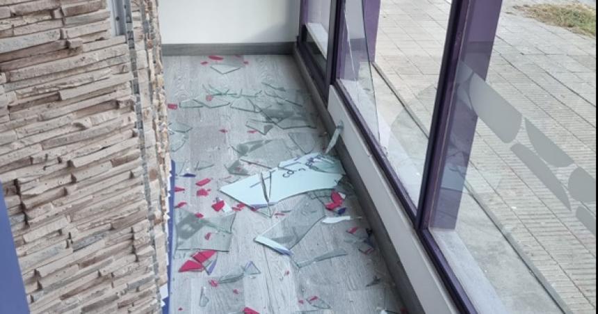 Otro comercio ceacutentrico con la vidriera destruida en Santa Rosa