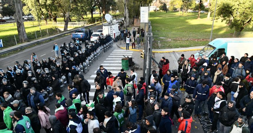 Trabajadores del INTI se concentraron en repudio a los despidos
