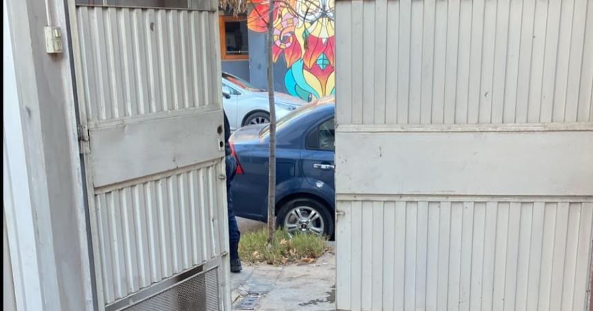 Destrozoacute un residencial y caminaba por los techos sin remera- lo rescatoacute la policiacutea