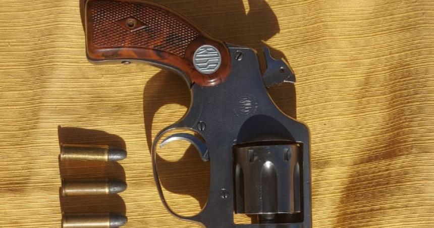 Tres demorados en actitud sospechosa en Santa Rosa- teniacutean un arma sogas y precintos