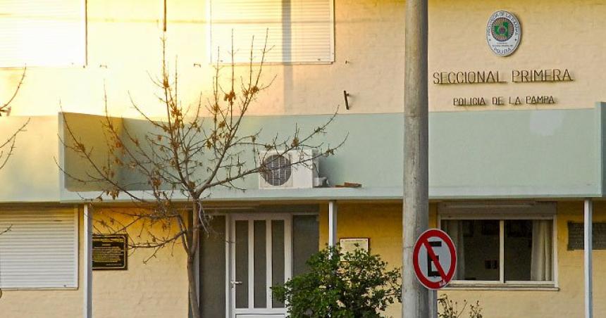 Encontraron a un ladroacuten escondido en el bantildeo de una casa