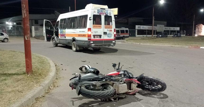 Choque entre una moto y un minibuacutes en Santa Rosa- dos heridos