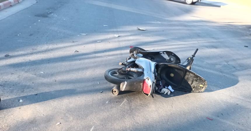 Se chocoacute una camioneta estacionada y cayoacute sobre una ambulancia