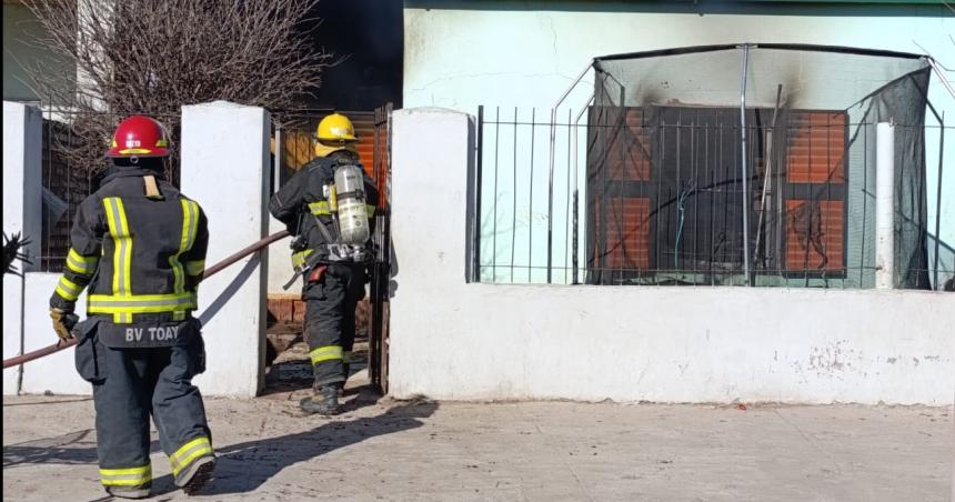 Voraz incendio en una vivienda en Toay