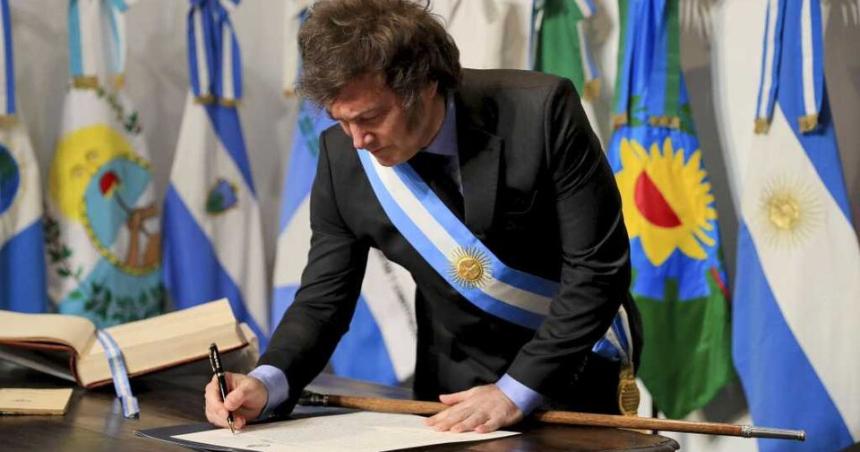 Despueacutes del Pacto Milei encabeza un desfile militar por el 9 de Julio