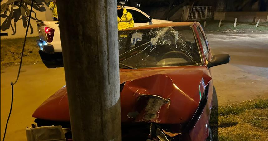 Conduciacutea alcoholizado perdioacute el control y chocoacute contra una columna