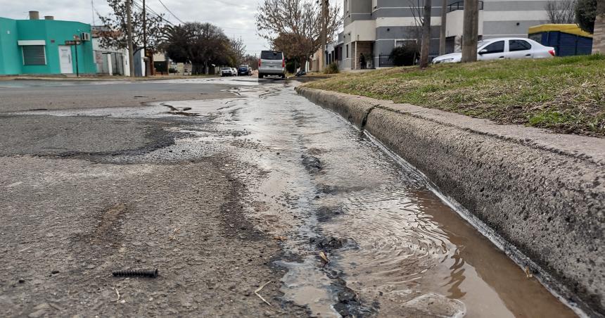 Caudalosa peacuterdida de agua potable en Villa Santillaacuten 