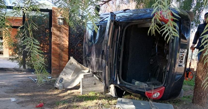 Un hombre muerto y una mujer herida de gravedad por un vuelco en Santa Rosa