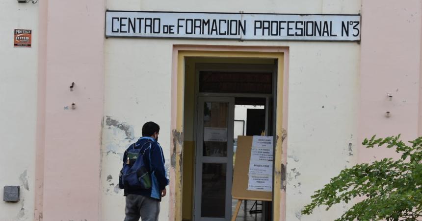 Maacutes de 300 inscriptos en los cursos para aprender oficios
