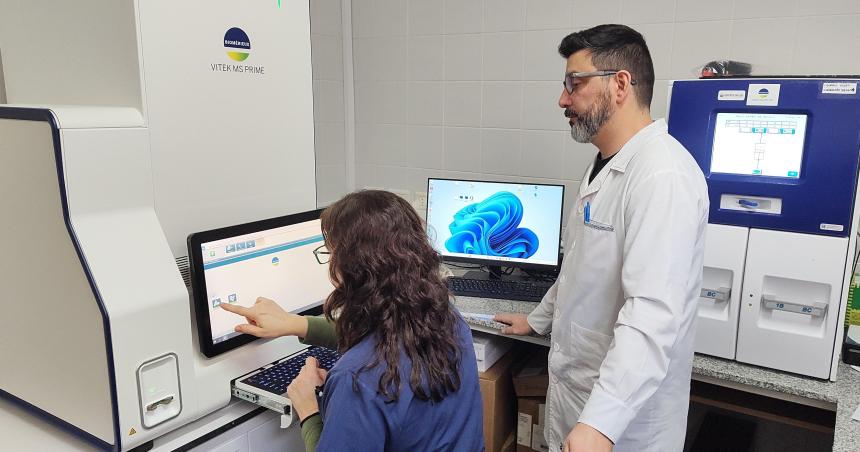 Presentaron equipo de anaacutelisis microbioloacutegico en Salud Puacuteblica
