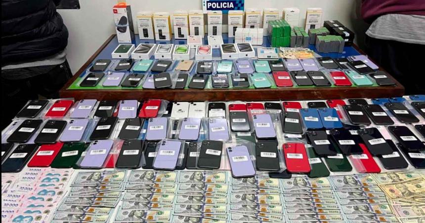Dos santarrosentildeos detenidos con 141 iPhone por un valor de 80 millones de pesos