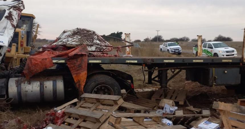 Fallecioacute un camionero por un vuelco cerca de Acha