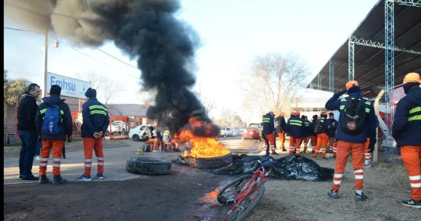 La Municipalidad no quiere dar marcha atraacutes con los despidos en el EMHSU