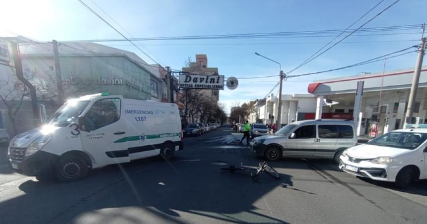Un utilitario chocoacute una bicicleta en el centro de Santa Rosa