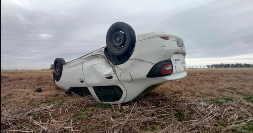 Les prestaron un auto y volcaron cuando iban a trabajar
