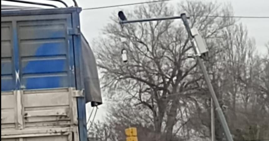 Camioacuten derriboacute un columna con una caacutemara de fotomultas en la Avenida Circunvalacioacuten