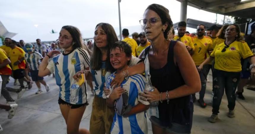 Los hinchas intentaron ingresar al estadio antes de la final de al Copa América entre Argentina y Colombia en Miami Gardens Florida