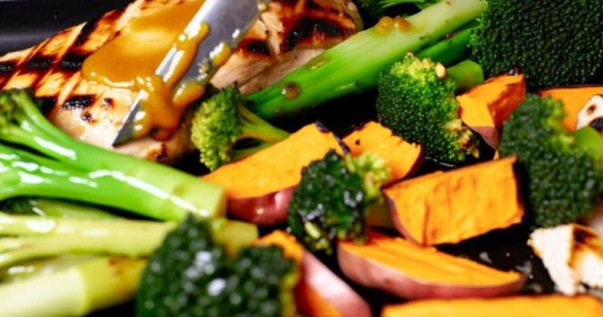 Recetas- Pollo a la parrilla con batatas y broacutecoli