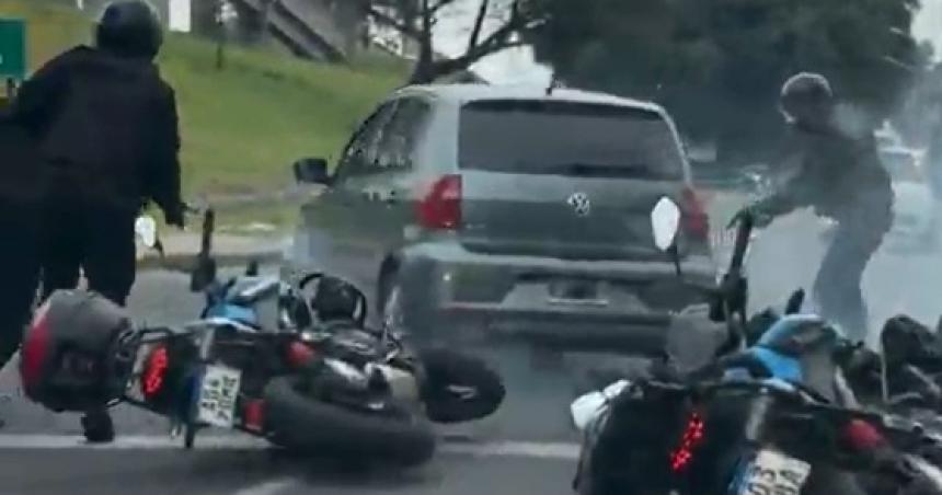 Embistioacute a cinco policiacuteas motorizados y escapoacute en medio de una balacera