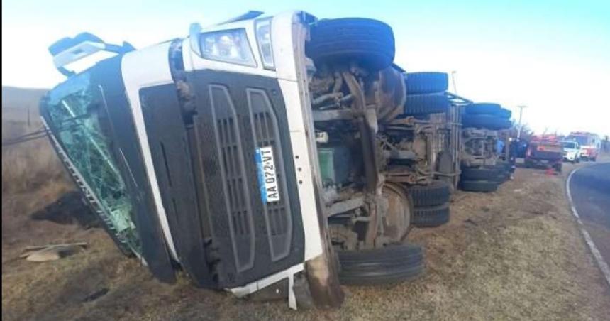 Volcoacute un camioacuten con vacunos en la Ruta 9