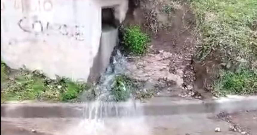 Denuncian peacuterdida de agua servida en Villa Germinal